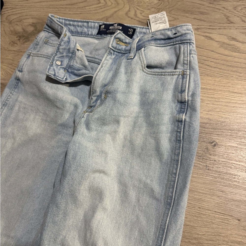 Hollister Light Wash High Rise Mom Jeans Size 00 Gently Used
